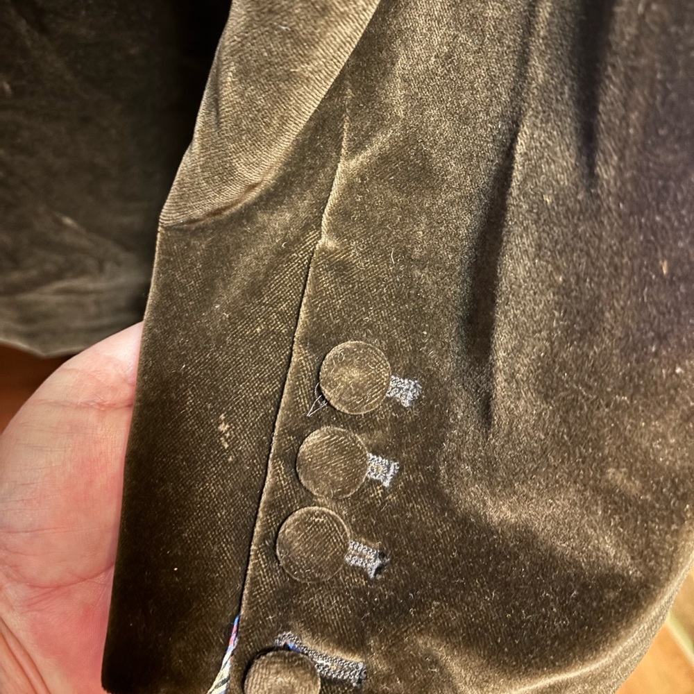 Robert Graham size Large Dark Brown Suede suit jacket. Inside is 100% cotton. - Picture 8 of 9